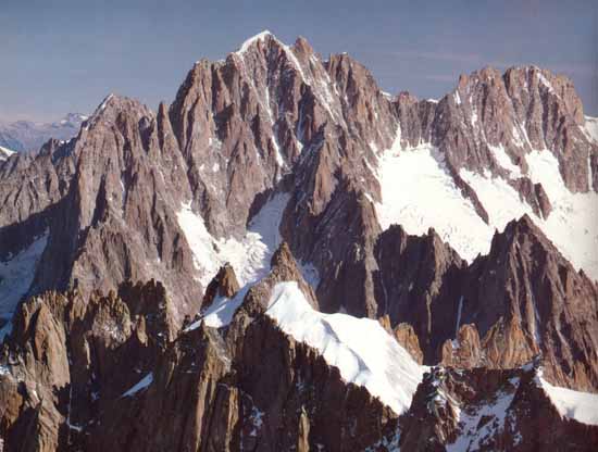 Aiguille Verte i Les Droites widziane poprzez Chamonix Aiguilles z Aiguille du Midi. Fot. Willi Burkhardt.